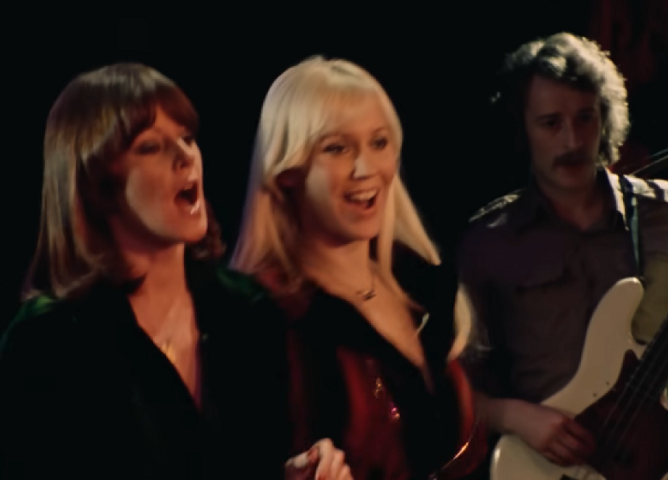 Outra que não costuma ficar de fora nas festas de casamento, a canção da banda sueca ABBA é um hit atemporal, apesar de ter sido lançada em 1976.