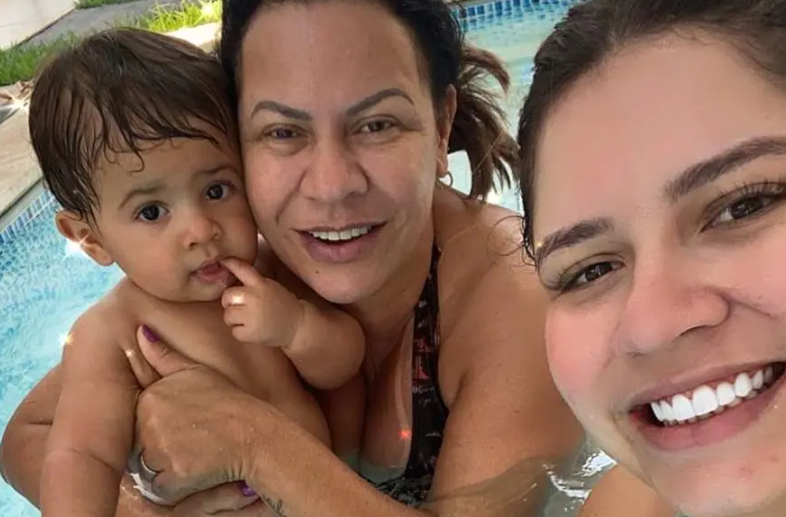 Na foto, a mãe de Marília, Ruth Moreira, curte o netinho Léo, filho da cantora com Murilo Huff. O menino, nascido em 16/12/2019, ainda não tinha nem completado 2 anos quando Marília morreu.  