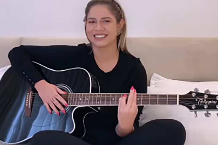 Marília começou a cantar e compor aos 12 anos. Fazia músicas para vários artistas. E se lançou profissionalmente aos 19 anos. 