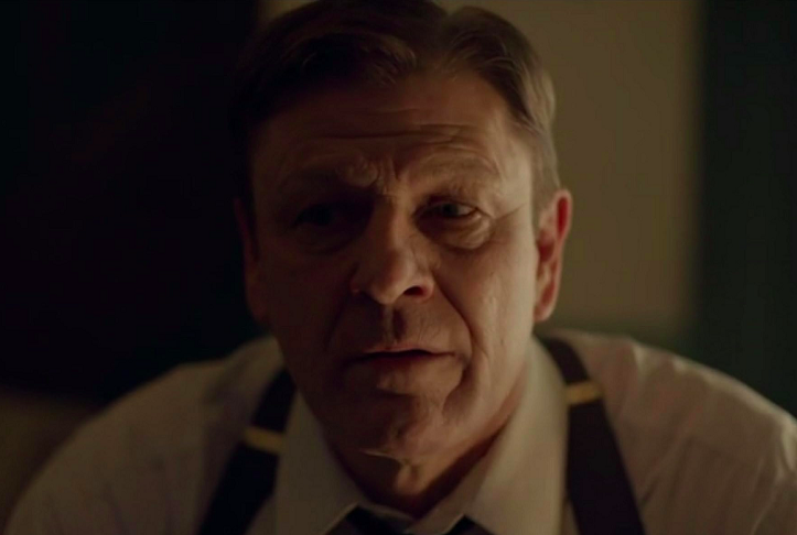 Na produção, ambientada na Segunda Guerra Mundial, Sean Bean interpretava um pacifista que acaba morrendo depois de um bombardeio à cidade de Manchester, na Inglaterra. Relembre as outras 24 mortes do ator nas telas!