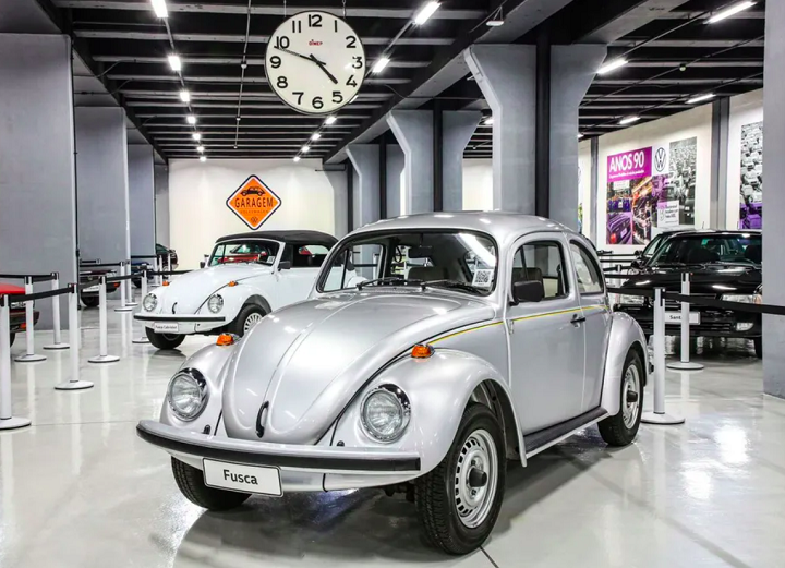 Volkswagen Fusca (1938): Projetado para ser um carro do povo acessível e confiável, o Fusca se tornou um símbolo global, vendendo mais de 22 milhões de unidades ao longo de sua produção.