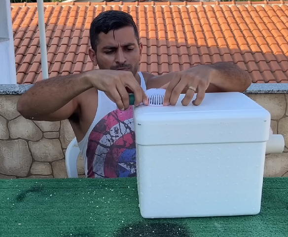 Depois, basta repetir o procedimento na parte superior da caixa de isopor, mas agora para inserir o miniventilador.