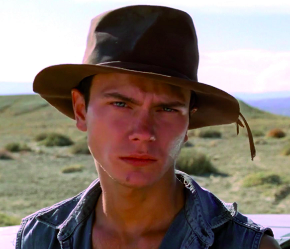 Phoenix cresceu em uma família de artistas. Seu irmão, o ator River Phoenix (foto), com quem Joaquin tinha uma relação muito próxima, faleceu precocemente em 31/10/1993.