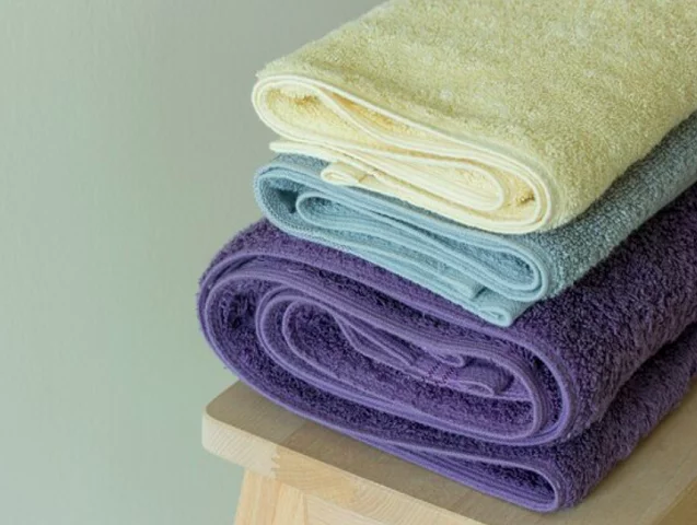 Uma dica é distribuir baldes ou bacias com água (de preferência fria), jogue um pouco de água no chão ou coloque toalhas úmidas pelo lugar - essa última maneira é a mais eficiente. 