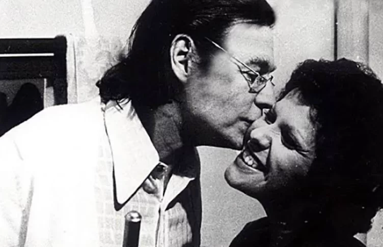 Na sequência, outra música do artista que encantou o mundo foi Águas de Março, na voz da brilhante Elis Regina. Eles se conheceram em 1974 na cidade de Los Angeles, nos Estados Unidos, e se uniram para criar o álbum “Elis & Tom”.