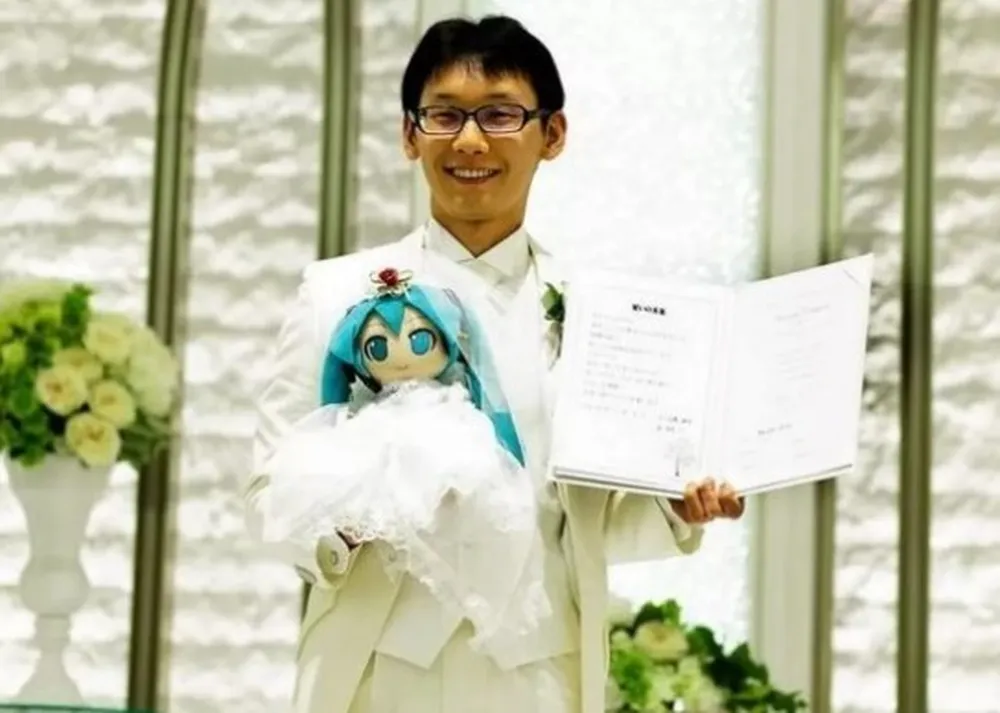 Na cerimônia de casamento, Hatsune Miku teve de ser representada por uma boneca para melhorar o entendimento dos convidados.