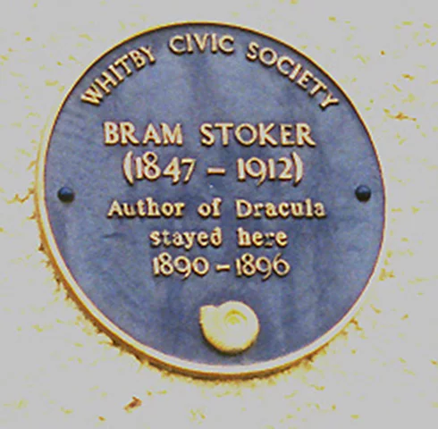 Bram Stoker morreu aos 64 anos, dez anos antes da estreia do primeiro filme baseado em seu livro: Nosferatu, do alemão Friedrich Murnau. 