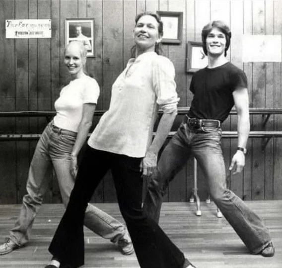 O gosto de Patrick pela dança foi por influência da mãe, Patricia Yvonne, apelidada de Patsy, coreógrafa e dançarina. Na foto, Patsy com Patrick e Lisa Niemi (aluna dela, que se casou com Patrick) 