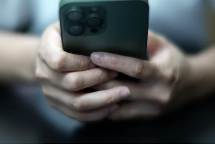 Para proteger a privacidade digital, é recomendado que os usuários instalem uma VPN ao navegar pelo aplicativo.