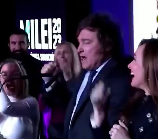 Ainda de acordo com a biografia, Milei conversa e se aconselha com os cães recorrendo às técnicas mediúnicas. 