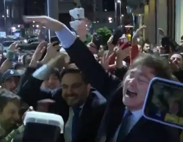 Atirava-se em todas as bolas. Era um maluco debaixo das traves. Podia dar certo ou errado, mas, sinceramente, não me lembro de ter falhado ou de termos perdido um jogo por causa dele, declarou Eduardo Perico Pérez, ex-companheiro de Milei no Chacarita, ao Infobae, site argentino.