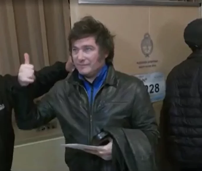 Outro aspecto da vida pessoal de Milei que ganhou atenção durante o período eleitoral foi a respeito de suas supostas crenças, detalhadas na biografia escrita por González.