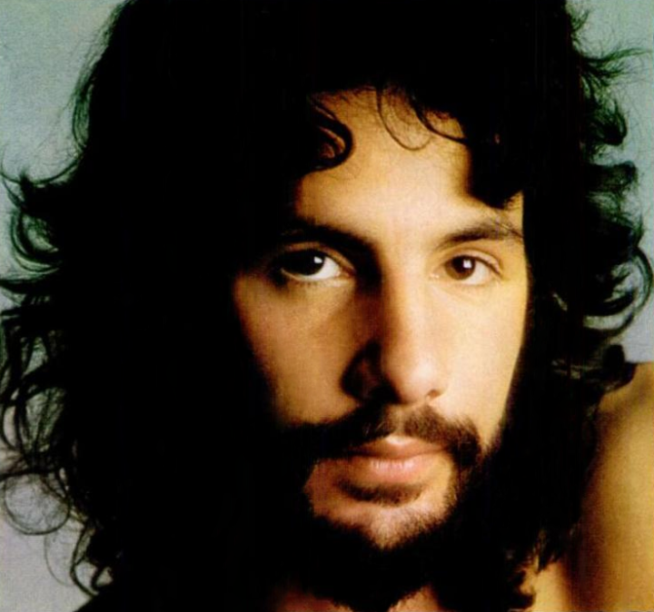2. Hard Headed Woman - Cat Stevens: Lançada em 1970 no álbum Tea for the Tillerman, esta música explora o estilo folk-rock do cantor britânico Cat Stevens. 