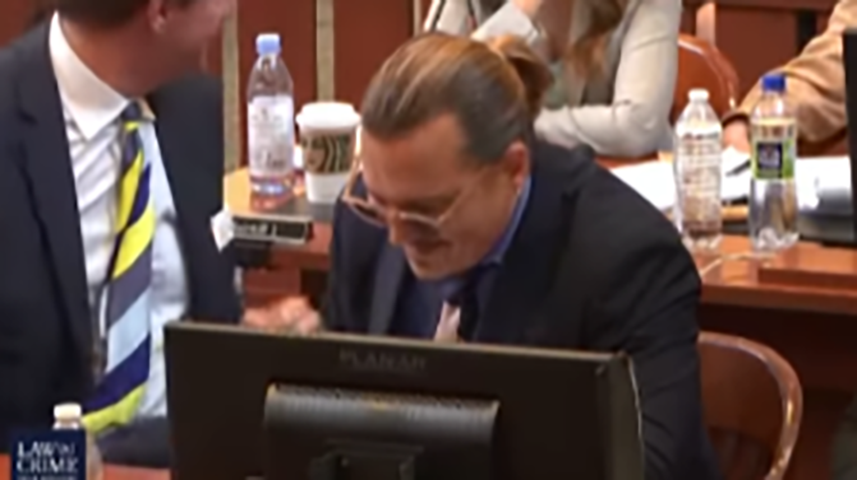 Esse jurado, cujo nome não foi revelado, é um dos cinco homens que analisaram o caso. Ele disse que Johnny Depp transmitia mais veracidade no comportamento e no discurso. Seu estado emocional era muito estável o tempo todo. Ele soava mais real no modo como respondia aos questionamentos.