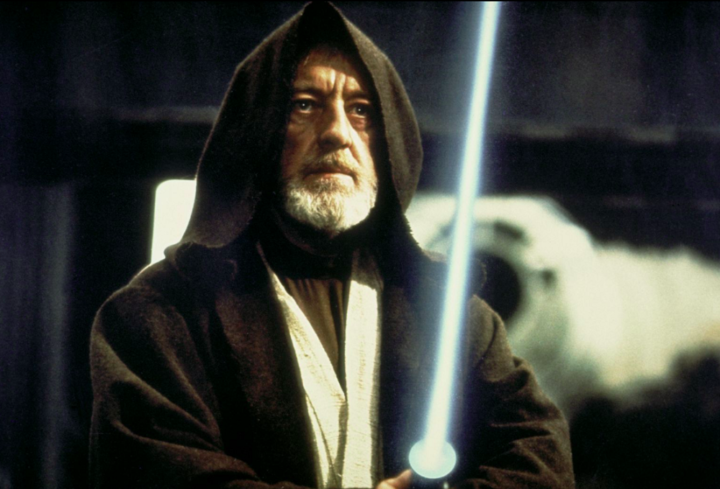Alec Guinness detestava tanto “Star Wars” que aconselhou o público a não assistir mais aos filmes da franquia. Intérprete de Obi-Wan Kenobi, ele detonou: O roteiro não explica as intenções do personagem nem o tornam suportável. 