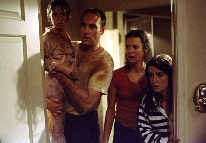 “Poltergeist: O Fenômeno” (1982): Há diversas lendas sobre os três filmes da trilogia. Um caso envolveu a atriz Dominique Dunne (à direita), que foi estrangulada pelo namorado, ficou dias em coma, mas não resistiu.