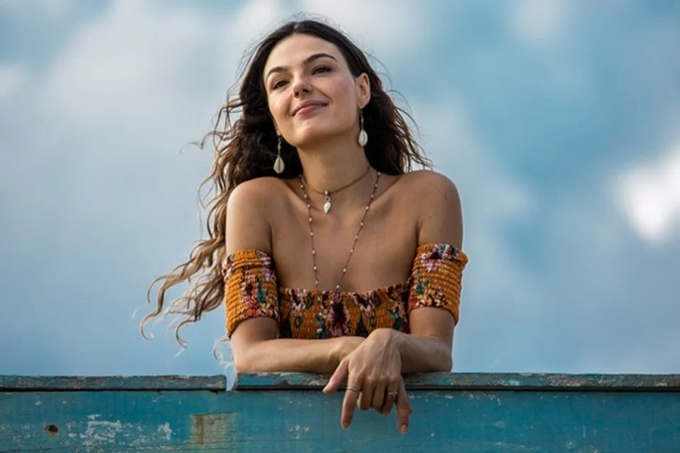 “Vou produzir minha primeira série, que também pode ser um filme, ainda não sei, e estou desenvolvendo outra produção. Ambas serão roteirizadas por mulheres”, disse Isis à Elle Brasil.