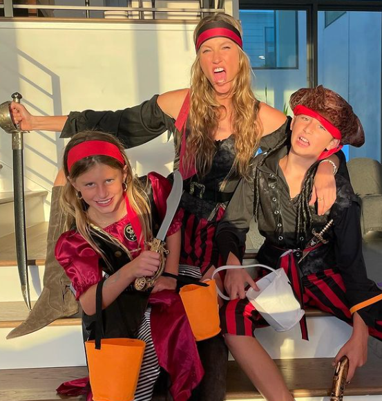 Entre os anos 1990 e 2000, Gisele namorou Josh Hartnett, Leonardo DiCaprio, Rico Mansur e o surfista Kelly Slater. A modelo sempre teve o sonho de ser mãe, algo que aconteceu no relacionamento com o jogador de futebol americano Tom Brady.