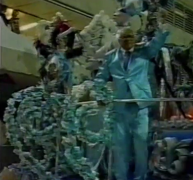 Nilton Santos - Unidos de Vila Isabel 2002 - A agremiação da terra de Noel Rosa fez uma justa homenagem a uma dos maiores jogadores de todos os tempos. A Enciclopédia do futebol esteve na Sapucaí e se emocionou. Na apuração, a escola ficou em segundo lugar no grupo de acesso, a então segunda divisão do carnaval carioca, porém não retornou à elite. 