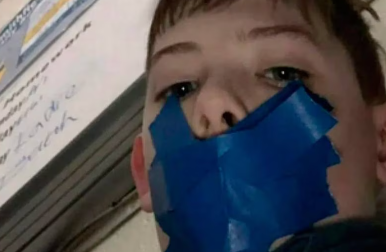 Ser professor exige não apenas a formação acadêmica adequada, mas também uma boa dose de paciência para lidar com crianças. Um caso na Carolina do Norte em 2023 costuma ser lembrado como exemplo do que não fazer. Um garoto de 11 anos fez uma selfie e enviou para a mãe avisando que estava com a boca com fita adesiva. 