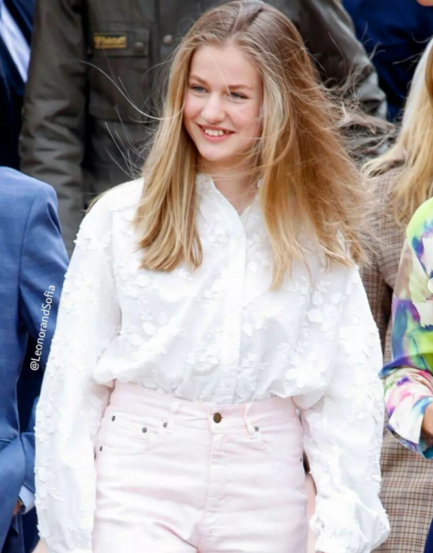 Ela começou a desempenhar funções públicas cedo, incluindo a leitura de trechos da Constituição Espanhola. Fluente em inglês, é uma figura importante para a monarquia espanhola.