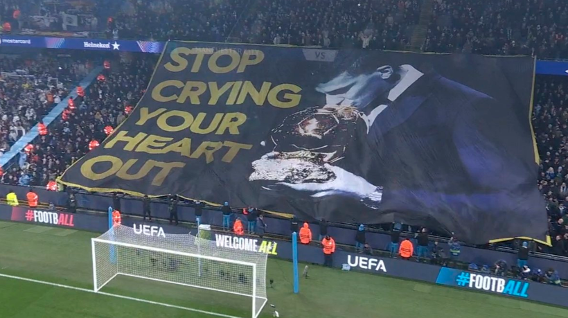 Torcida do Manchester City faz bandeirã provocando Vini Jr pela Bola de Ouro