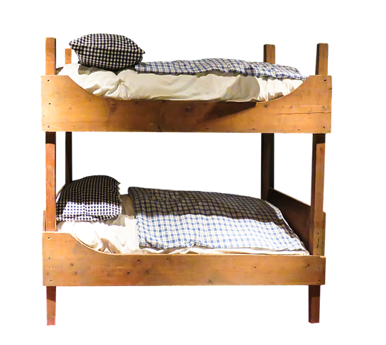 Crianças com menos de seis anos não devem dormir em beliches. Se for necessário, instale proteção nas laterais para evitar quedas. 