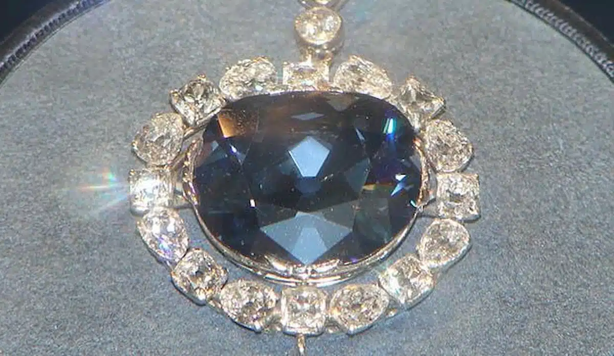 “Desde a chegada do Diamante Hope, a Coleção Nacional de Gemas tem crescido constantemente em tamanho e estatura e hoje é considerada por muitos como a melhor exibição pública de gemas do mundo. Para o Smithsonian, o diamante Hope obviamente tem sido uma fonte de boa sorte”, disse o curador Jeff Post.