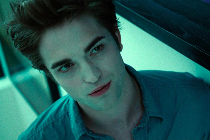 Robert Pattinson fala muito mal de Crepúsculo (2008). Além de criticar o personagem por ser um “virgem de 108 anos”, o ator disse que quanto mais lia o roteiro, mais odiava. 