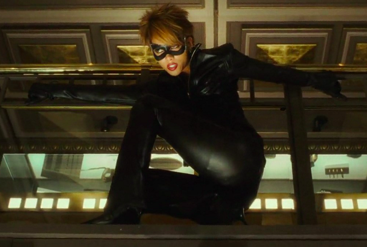 Halle Berry detesta  “Mulher-Gato”. Três anos após levar o Oscar de Melhor Atriz por “A Última Ceia”, a atriz ganhou o Framboesa de Ouro de Pior Atriz pelo filme de 2004. Quero agradecer à Warner Bros pela chance de fazer esse filme terrível , ironizou.
