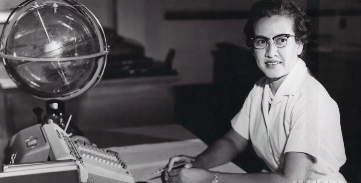 Katherine Johnson (1918-2020) foi uma matemática brilhante cuja precisão nos cálculos foi crucial para o sucesso de várias missões espaciais da NASA, incluindo as que levaram os primeiros astronautas à órbita da Terra. 