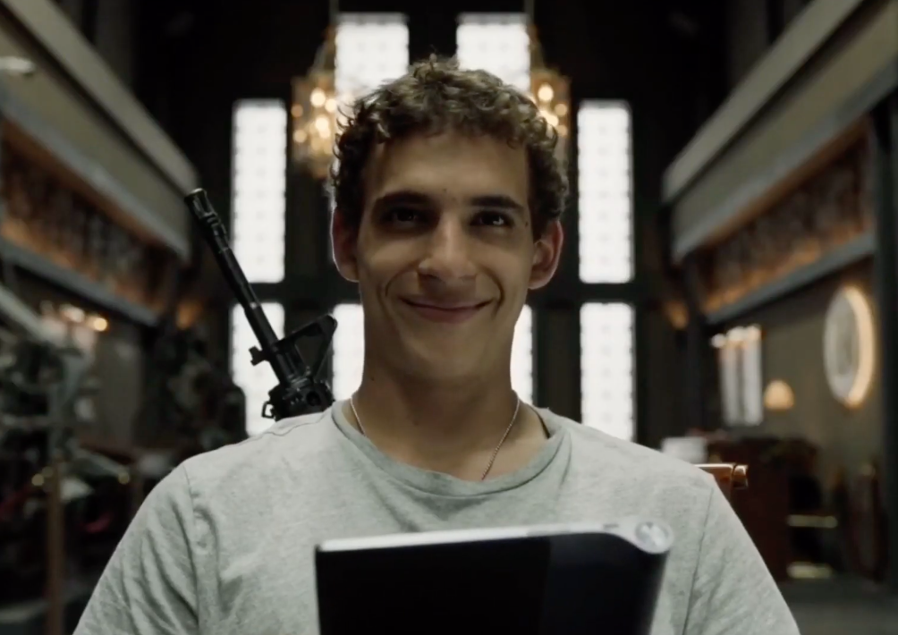 Resposta correta: b) Aníbal Cortés. Vivido pelo ator espanhol Miguel Herrán. 