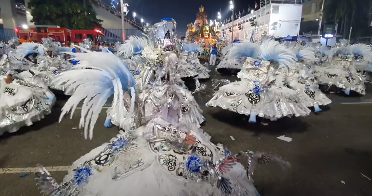 Elas são tão importantes que valem prêmio. Em 2024, a Ala das Baianas da Beija-Flor ganhou o Estandarte de Ouro do jornal O Globo.  Surgida na década de 30, já foi um quesito de julgamento valendo ponto nos desfiles. Deixou de ser, mas, mesmo sem contar pontos, a ala é obrigatória e deve ter pelo menos 70 componentes. Conheça essa história. 