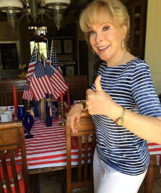 Bárbara Eden - 93 anos. Nasceu em 23/8/1931, no Texas (EUA). Seus últimos trabalhos em cinema e TV foram em 2003. 