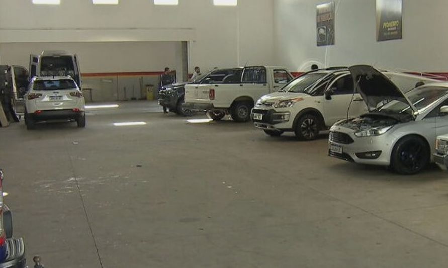 As oficinas que fazem colocação de película orientam que ela seja trocada a cada 3 anos, justamente para evitar o surgimento de bolhas. 