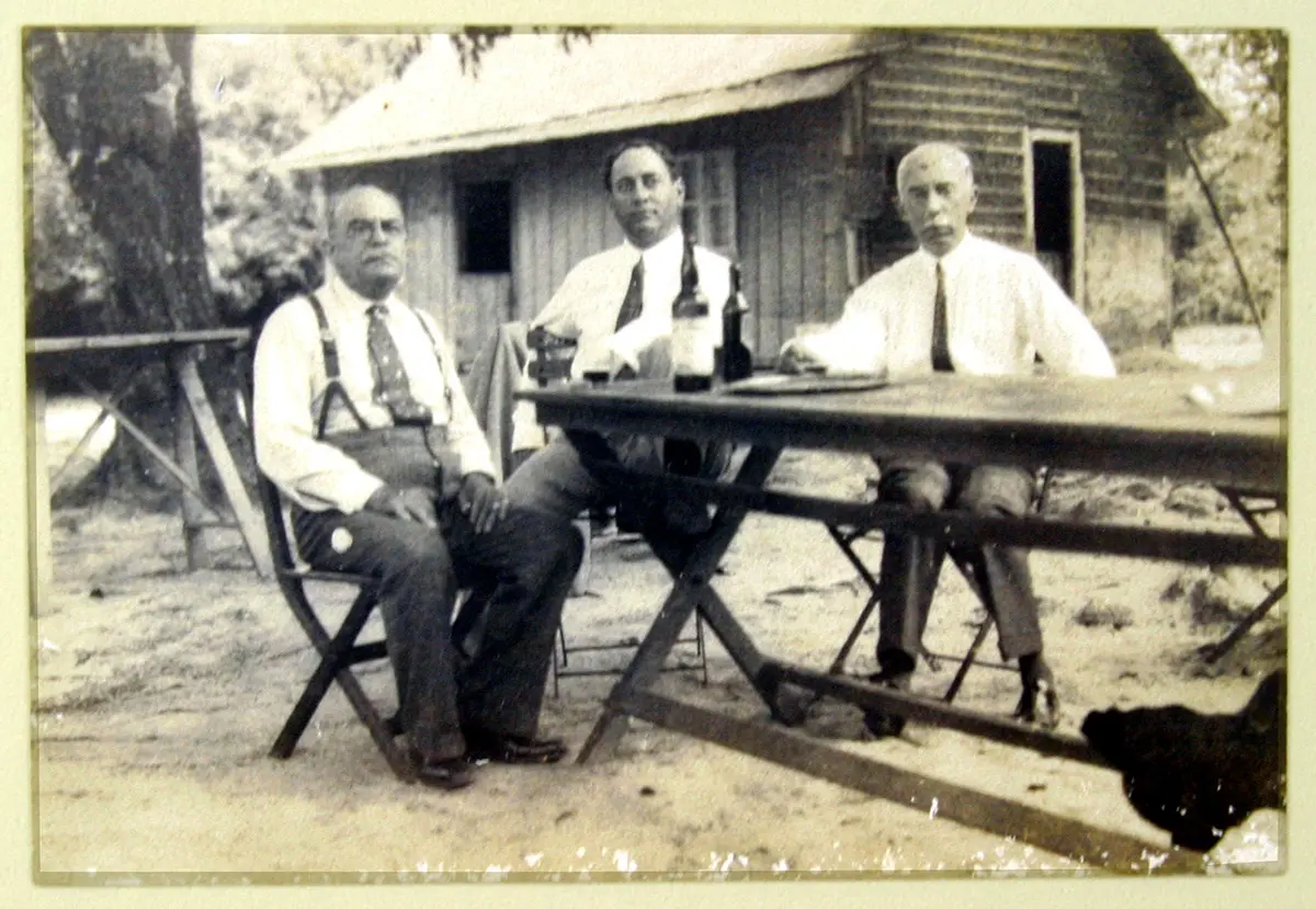Esta é a última foto de Santos Dumont, no Guarujá. À esquerda do aviador, estão o seu sobrinho Jorge Dumont e João Fonseca, irmão de seu cunhado Ricardo. 