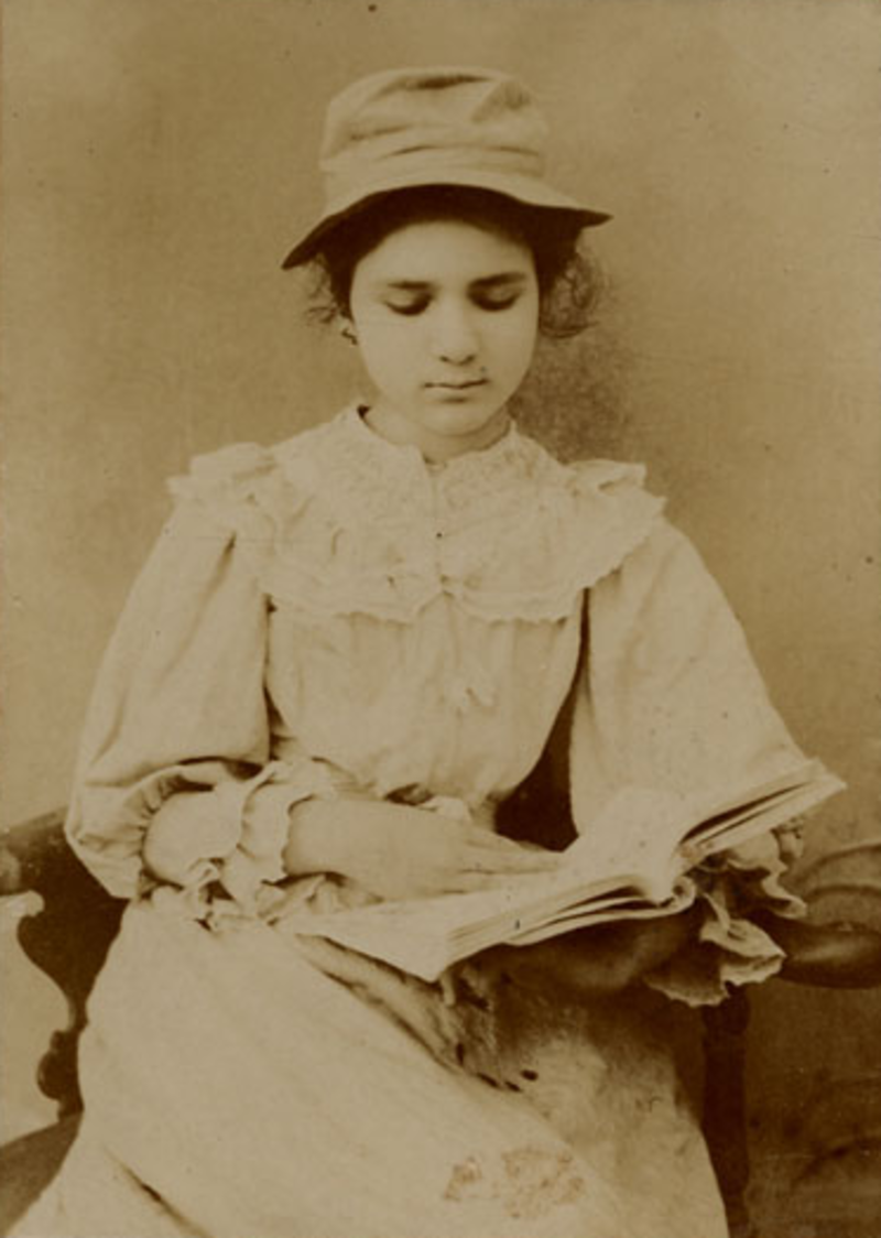 Nascida em Vila Viçosa, Portugal, em 8 de dezembro de 1894, foi uma figura à frente de seu tempo, ao vencer barreiras do machismo da sociedade portuguesa da época. Com uma vida de sofrimentos íntimos como a consequências de um aborto involuntário e divórcios, morreu em 1930.