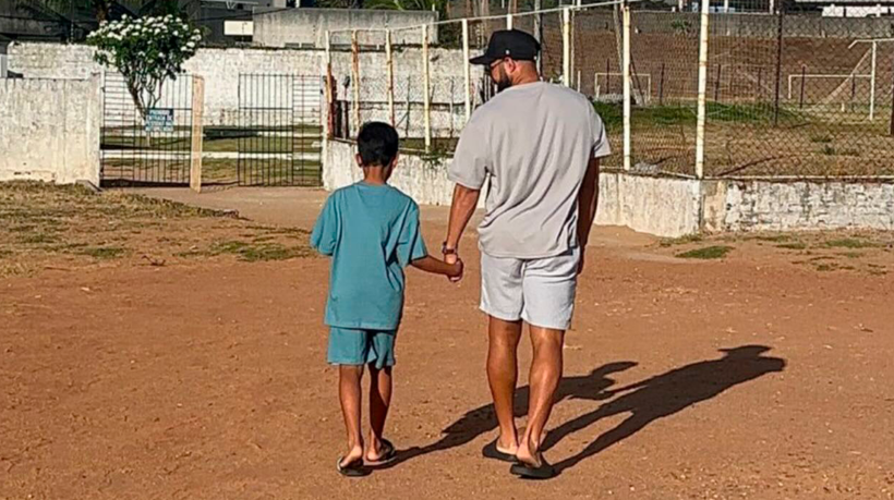 Jogador Zé Welison com seu filho Levi