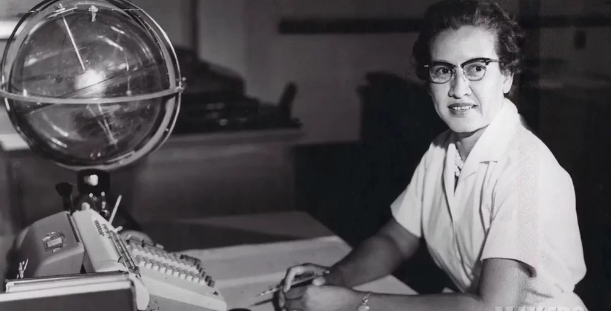 Katherine Johnson (1918-2020) foi uma matemática brilhante cuja precisão nos cálculos foi crucial para o sucesso de várias missões espaciais da NASA, incluindo as que levaram os primeiros astronautas à órbita da Terra. 