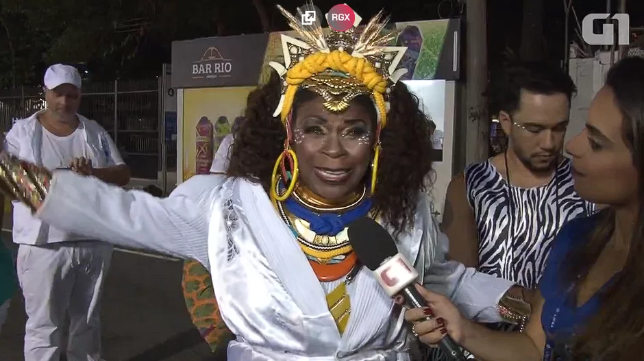 Zezé Motta - A atriz e cantora nascida em 27/6/1944 é conterrânea de Tonico Pereira ( Campos dos Goytacazes -RJ) e compartilha a mesma formação. Ela disse que, enquanto aprendia Teatro, foi obrigada pelo pai a fazer o curso de Contabilidade.