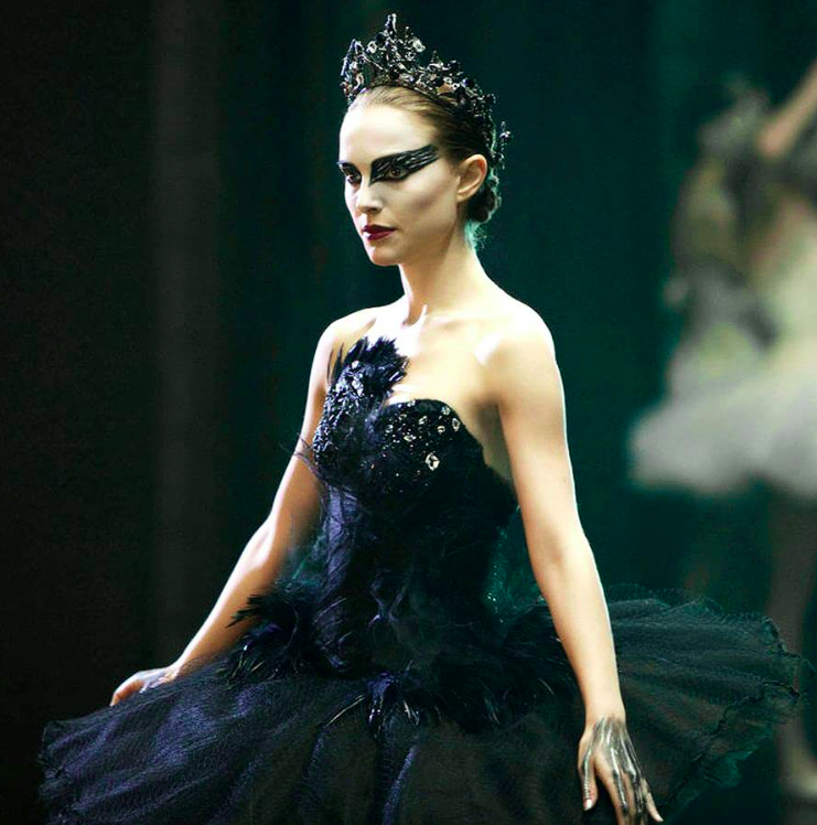 Cisne Negro é um filme americano de 2010, dos gêneros suspense e terror psicológico, dirigido por Darren Aronofsky e estrelado por Natalie Portman, Vincent Cassel, Mila Kunis, Barbara Hershey e Winona Ryder.
