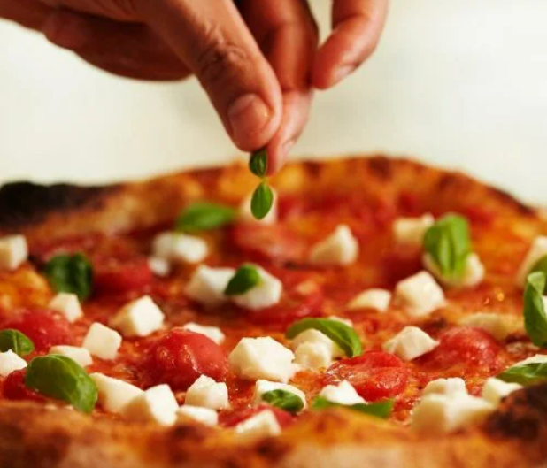 A pesquisa mostra que as pizzarias estão investindo em uma grande variedade de sabores para atrair diferentes tipos de clientes. 