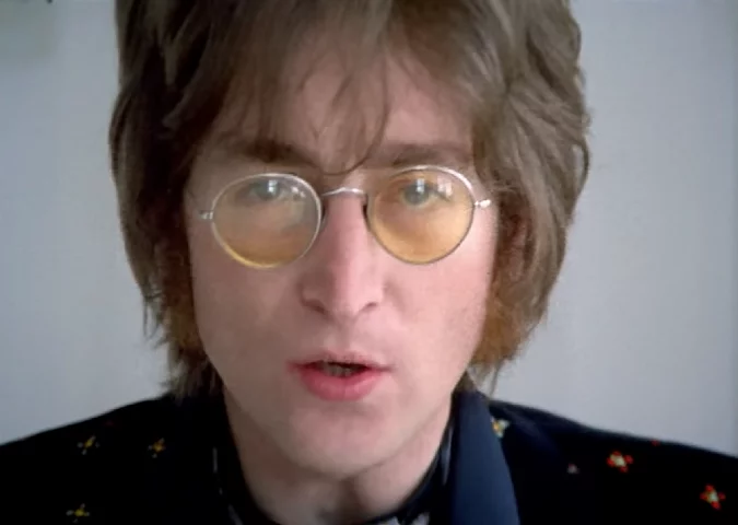 Há 84 anos, em 9/10/1940, nascia em Liverpool um dos cantores mais emblemáticos da história da música mundial: John Lennon. Ao longo dos 40 anos em que esteve no planeta, o artista deixou sua marca na cultura popular, com mensagens de paz e uma das principais bandas do século XX: The Beatles.