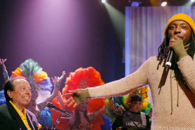 O grupo californiano de música eletrônica e hip-hop Black Eyed Peas fez um remix da música em 2006 com participação do próprio Sergio Mendes.
