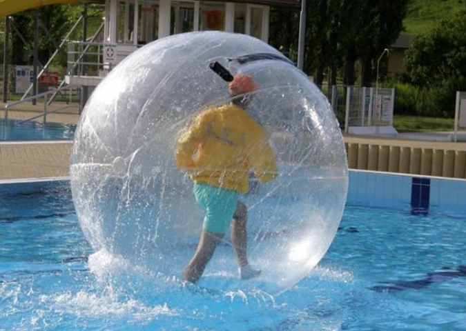 Essas bolhas gigantes infláveis são vendidas pela Internet e foram se popularizando para várias ocasiões. 