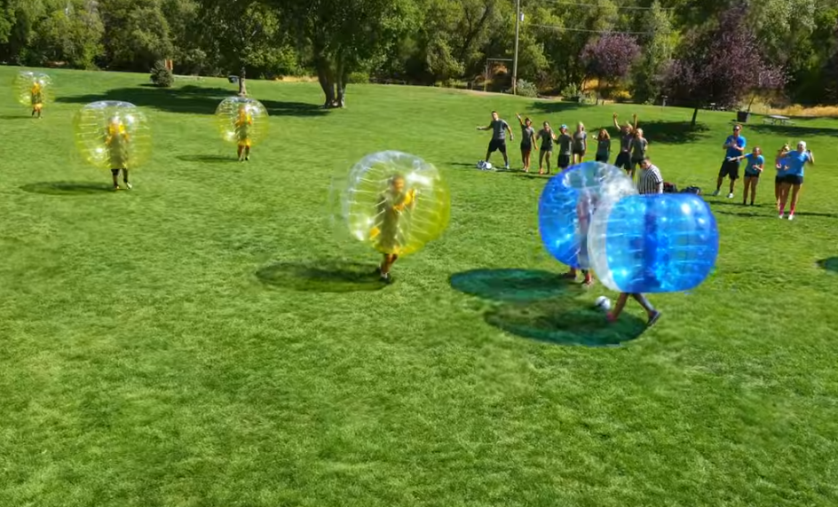 Curiosamente, existe uma modalidade de esporte em que uma bolha gigante envolve as pessoas para o jogo. A competição acaba sendo divertida, mas a pessoa não fica por inteiro na bolha.