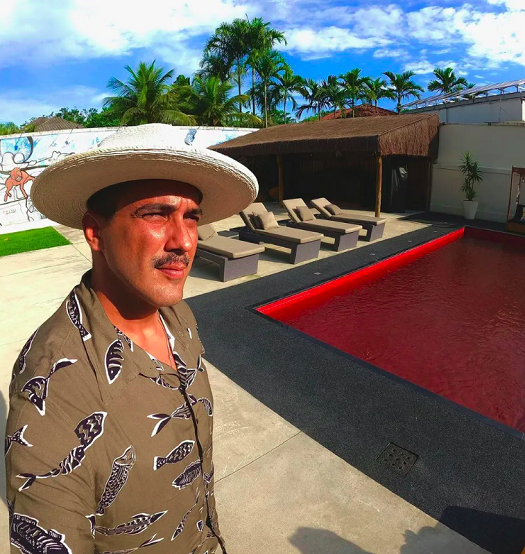 Piscina vermelha: Outro item que dividiu a web foi a piscina do apresentador André Marques. Os azulejos avermelhados acabam transformando a cor da água. “Deve ser tipo tomar um banho de sangue, opinou um seguidor…