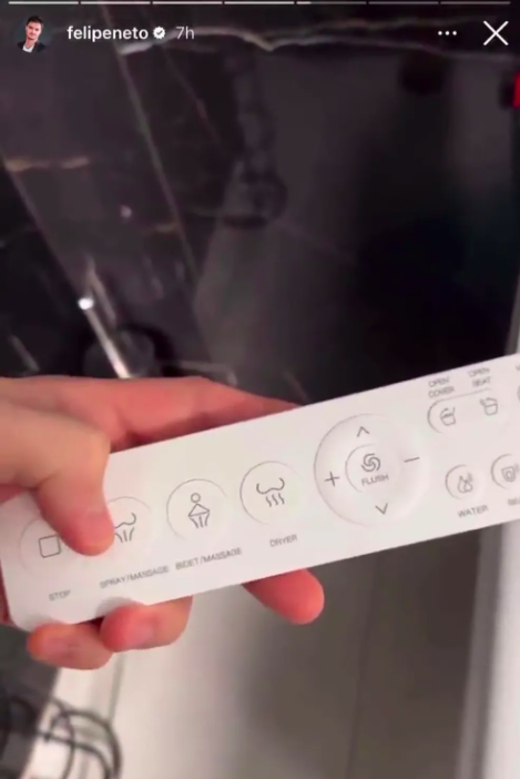Felipe ainda explicou que o objeto possui várias funções inteligentes como spray, massagem, lavagem e secagem do bumbum, tudo isso controlado por um controle remoto! Quem quiser ter um desse em casa precisa desembolsar pelo menos 10 mil reais!