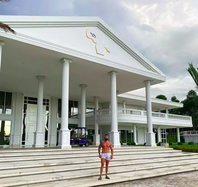 Teve até quem reparasse no carrinho de golfe parado na porta dizendo que a casa do cantor “é tão grande que tem um transporte para trocar de cômodo”.