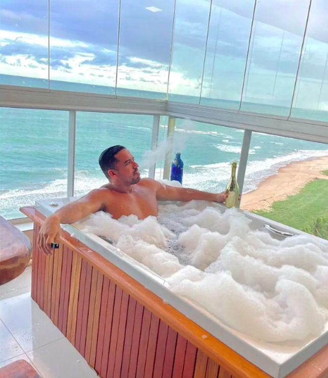 Hidro na varanda: É bom ressaltar que nem sempre as excentricidades dos famosos são saudáveis. O influenciador Kel Ferreti viralizou depois que uma ordem judicial exigiu a retirada de uma hidromassagem de sua varanda.